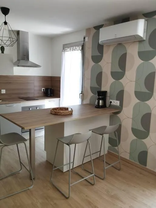Studio Climatise Et Spacieux Situe Pres Des Parcs Vichy Apartment