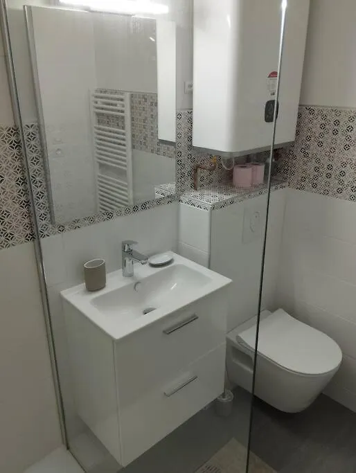 Apartment Studio Climatise Et Spacieux Situe Pres Des Parcs Vichy France